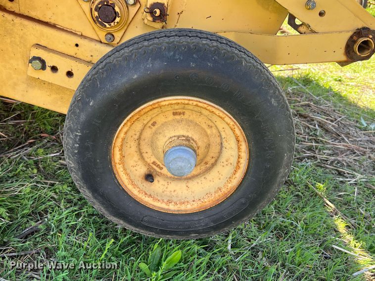 image for item MY9616 1988 New Holland 855  round baler