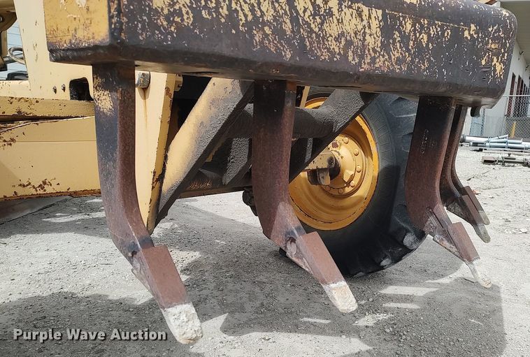 image for item DO3847 1971 John Deere 570  motor grader