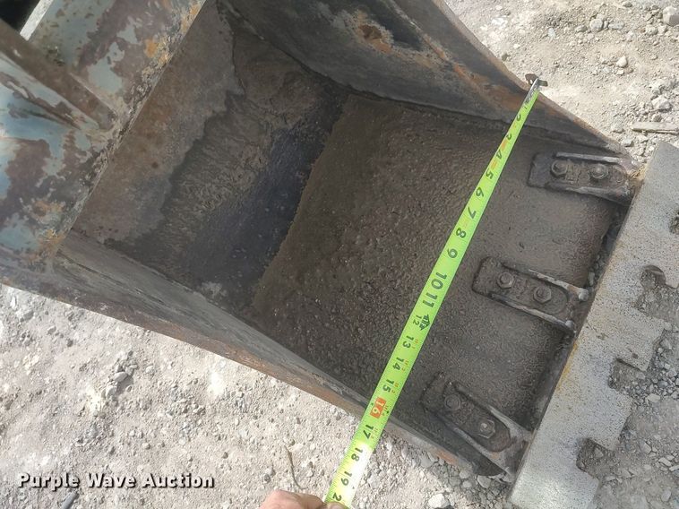 image for item DO3851 1999 Bobcat 334  mini excavator