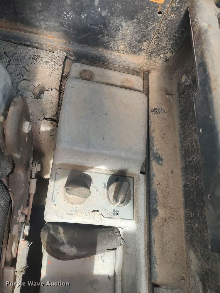 image for item DO3851 1999 Bobcat 334  mini excavator