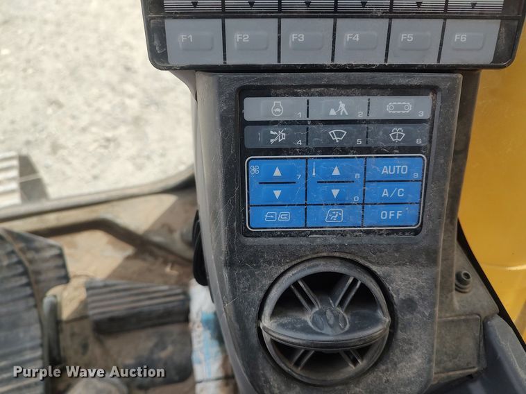 image for item DO3858 2015 Komatsu PC228USLC-10  excavator