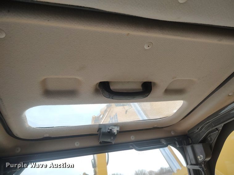 image for item DO3858 2015 Komatsu PC228USLC-10  excavator