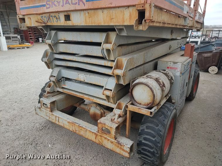 image for item DQ0415 1996 Skyjack SJ8241  scissor lift