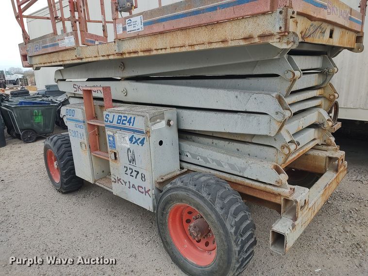 image for item DQ0415 1996 Skyjack SJ8241  scissor lift