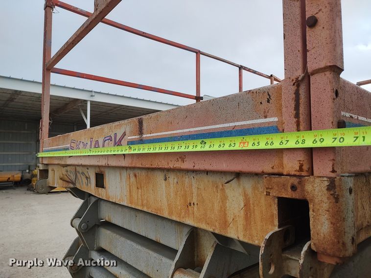 image for item DQ0415 1996 Skyjack SJ8241  scissor lift