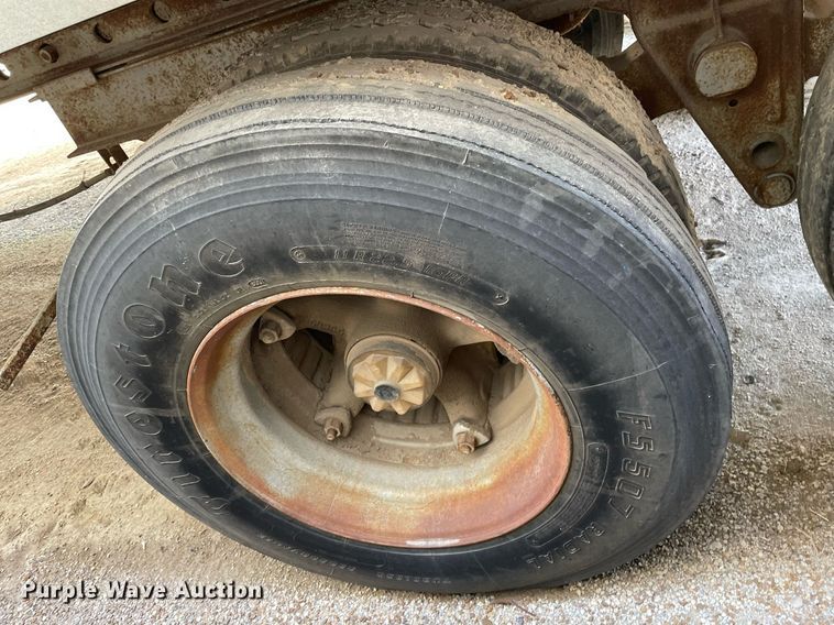 image for item DQ0477 1974 Fruehauf  dry van trailer