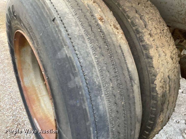 image for item DQ0477 1974 Fruehauf  dry van trailer