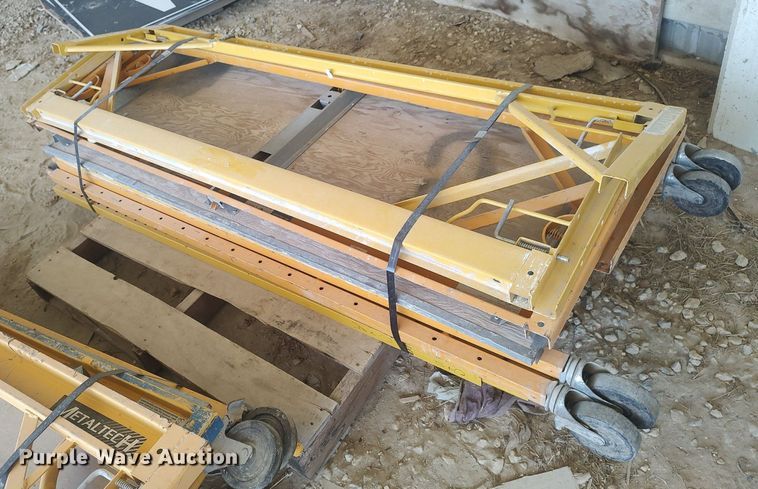 image for item EA9453 (8) 6' scaffolding uprights