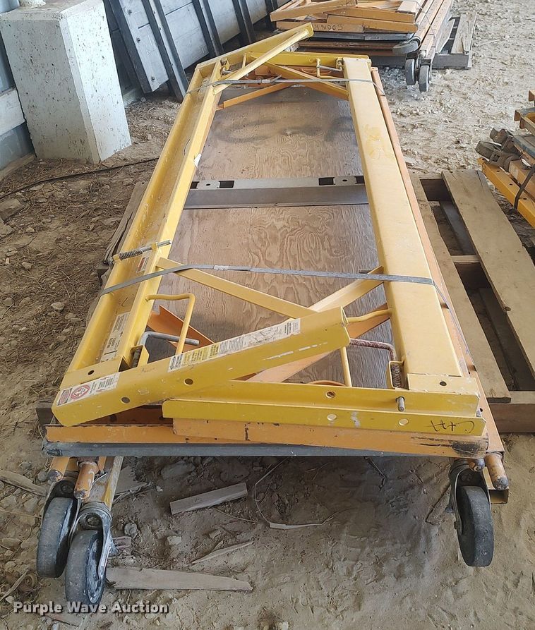 image for item EA9453 (8) 6' scaffolding uprights