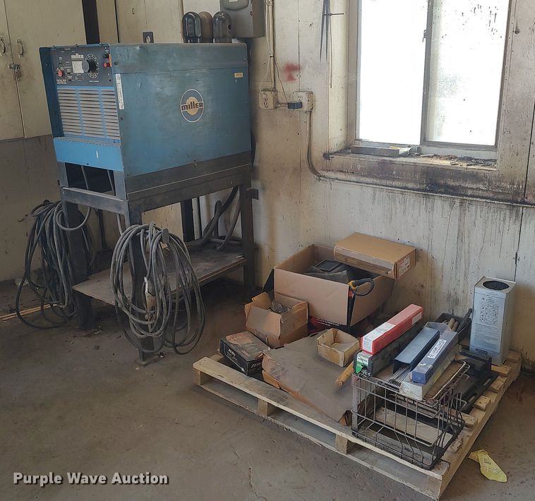 image for item LG9689 Miller Gold Star 400 SS  welder