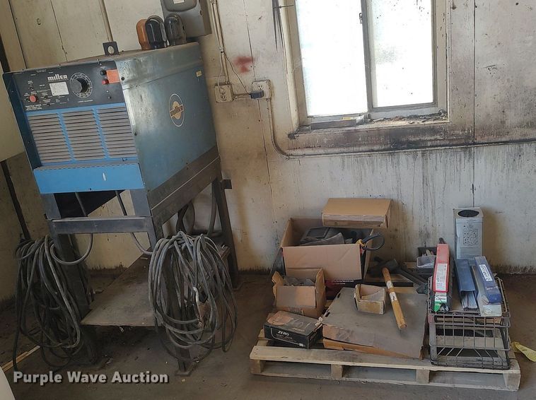 image for item LG9689 Miller Gold Star 400 SS  welder