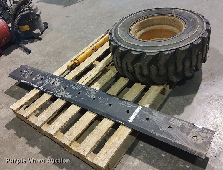 image for item LG9773 Skid steer parts