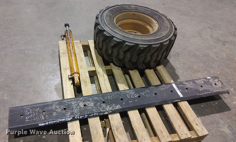 image for item LG9773 Skid steer parts