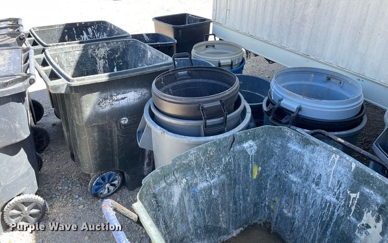 image for item LT9591 Approximately 30 trash cans