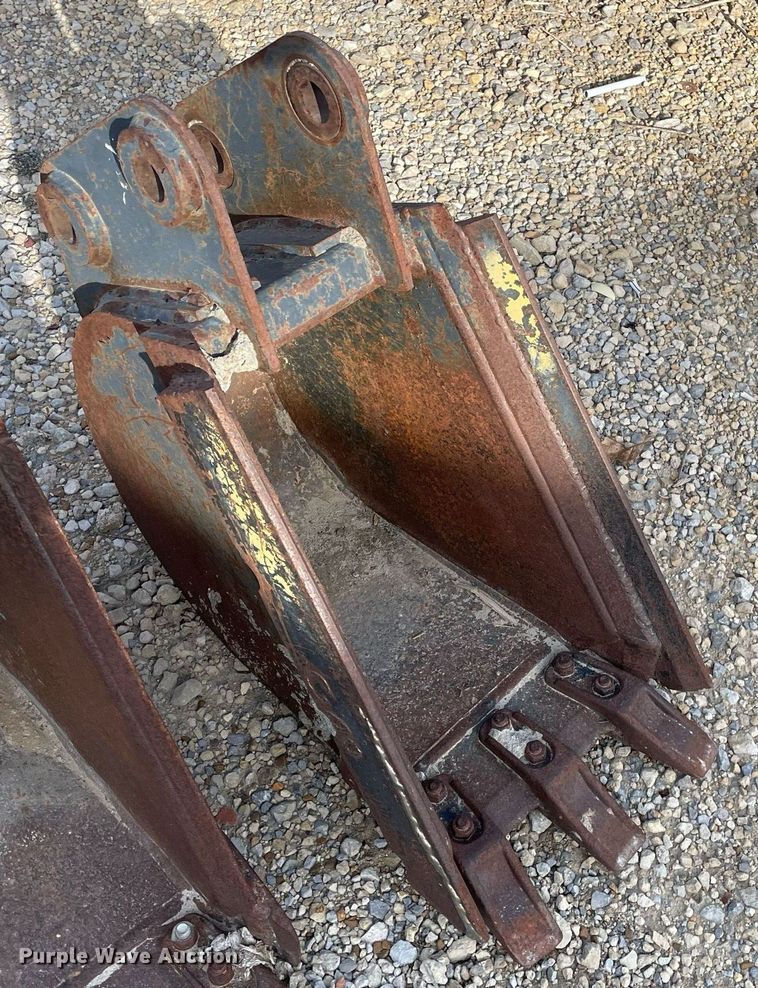 image for item MP9208 (2) Melroe mini excavator buckets