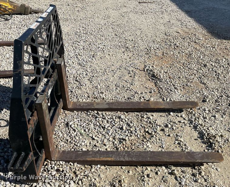 image for item MP9218 Takeuchi  48"L skid steer forks