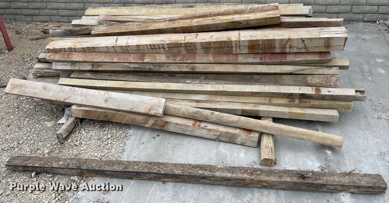 image for item MY9065 Approximately 60 pieces of lumber