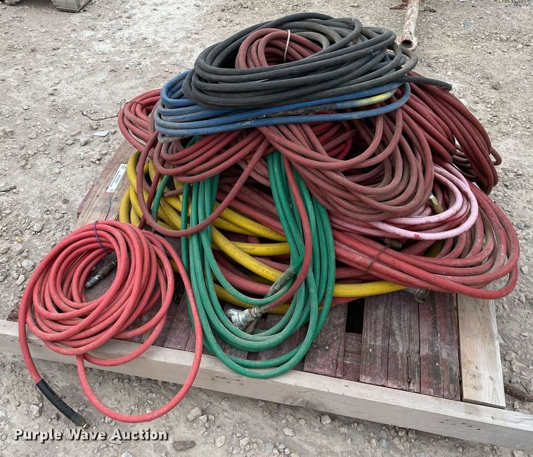 image for item MY9086 Pallet of air hoses