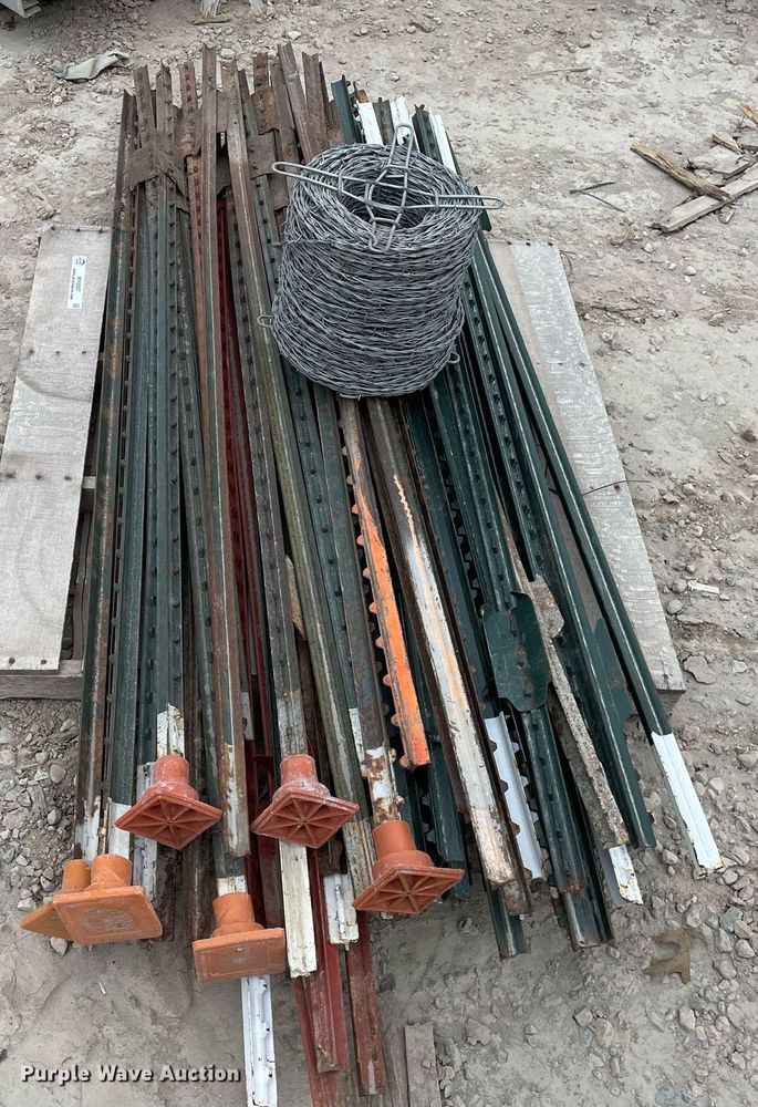 image for item MY9087 Approximately 50 fence posts