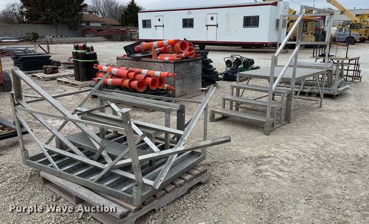 image for item MY9095 (4) sets of stairs