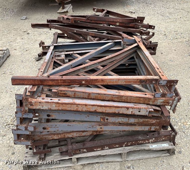 image for item MY9108 Approximately 30 scaffolding brackets