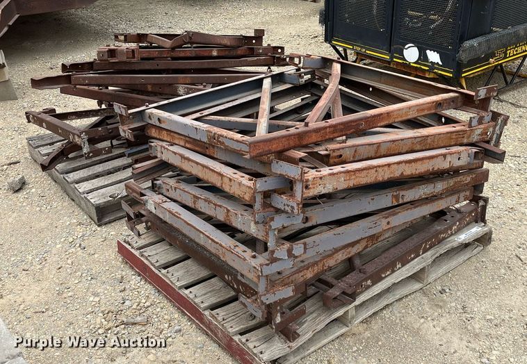 image for item MY9108 Approximately 30 scaffolding brackets