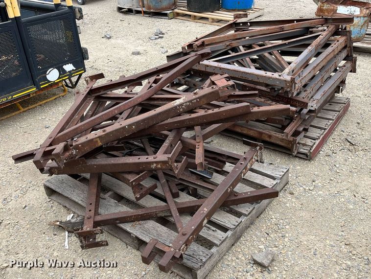 image for item MY9108 Approximately 30 scaffolding brackets