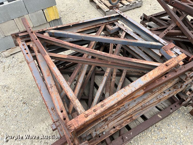 image for item MY9108 Approximately 30 scaffolding brackets