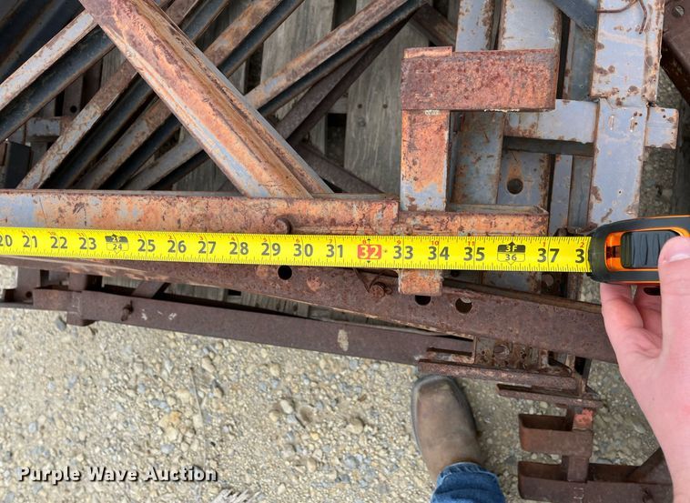 image for item MY9108 Approximately 30 scaffolding brackets