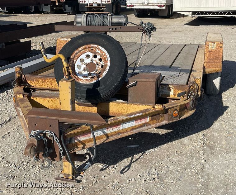 image for item MY9281 2002 Towmaster T-10T  tilt deck equipment trailer