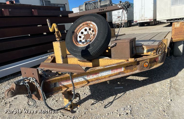 image for item MY9281 2002 Towmaster T-10T  tilt deck equipment trailer