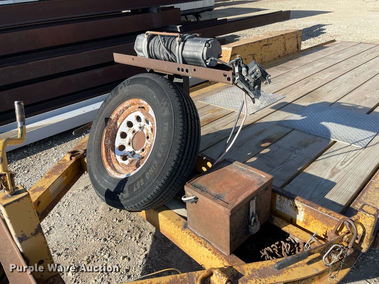 image for item MY9281 2002 Towmaster T-10T  tilt deck equipment trailer