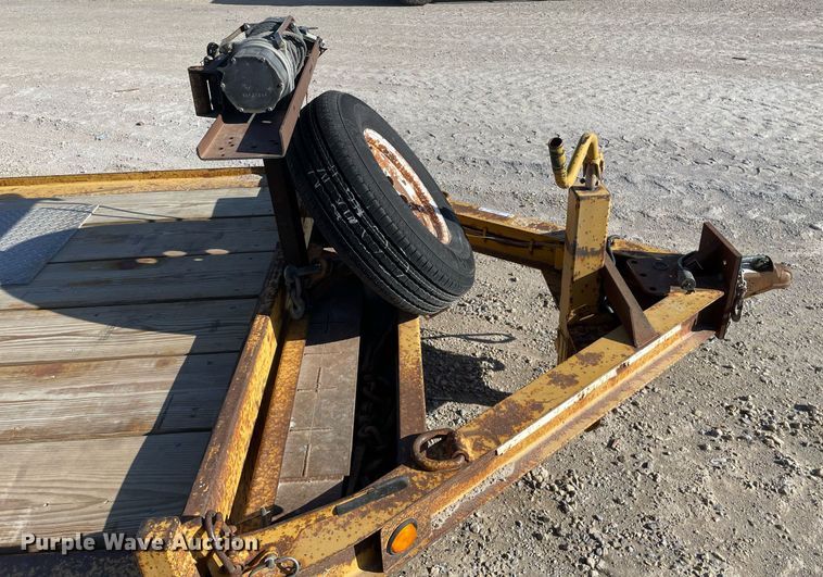 image for item MY9281 2002 Towmaster T-10T  tilt deck equipment trailer