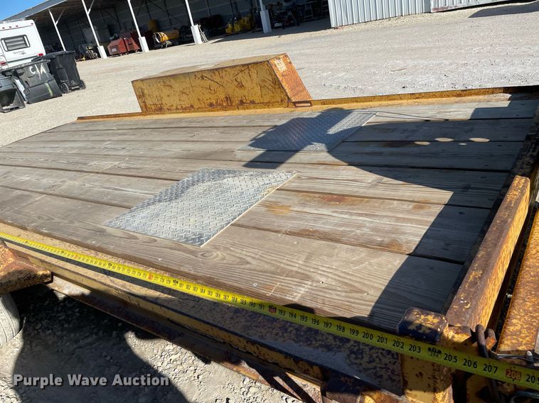 image for item MY9281 2002 Towmaster T-10T  tilt deck equipment trailer