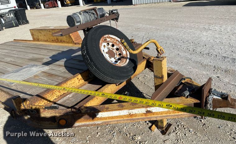 image for item MY9281 2002 Towmaster T-10T  tilt deck equipment trailer