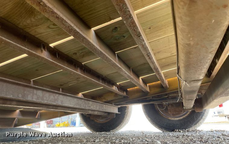 image for item MY9281 2002 Towmaster T-10T  tilt deck equipment trailer