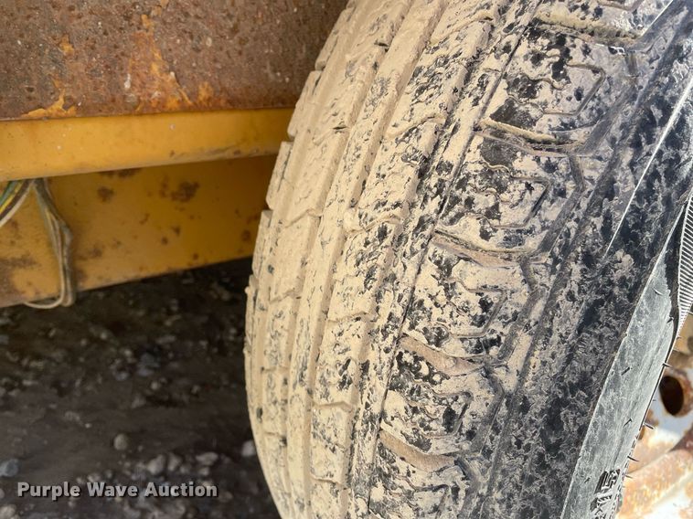 image for item MY9281 2002 Towmaster T-10T  tilt deck equipment trailer