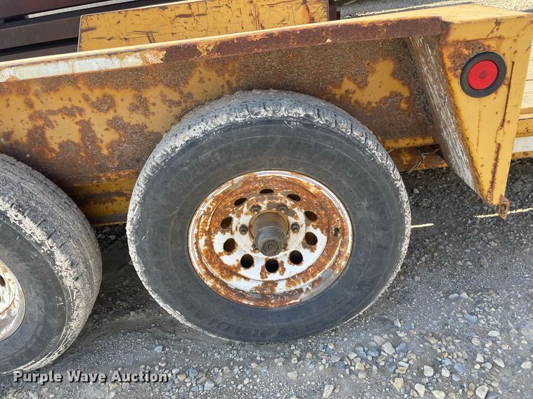 image for item MY9281 2002 Towmaster T-10T  tilt deck equipment trailer