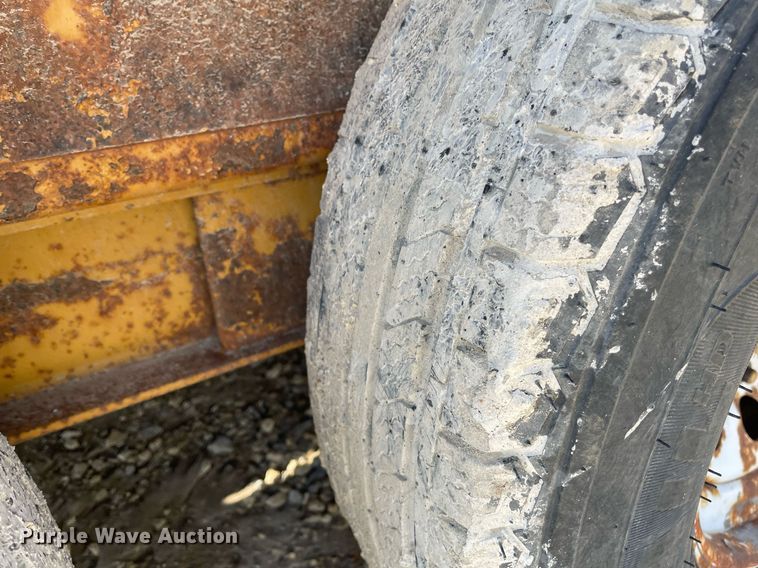 image for item MY9281 2002 Towmaster T-10T  tilt deck equipment trailer