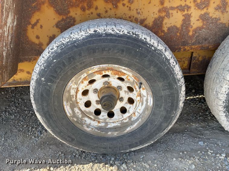 image for item MY9281 2002 Towmaster T-10T  tilt deck equipment trailer