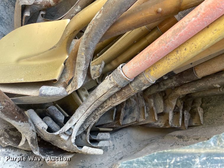 image for item MY9284 Approximately 40 shovels