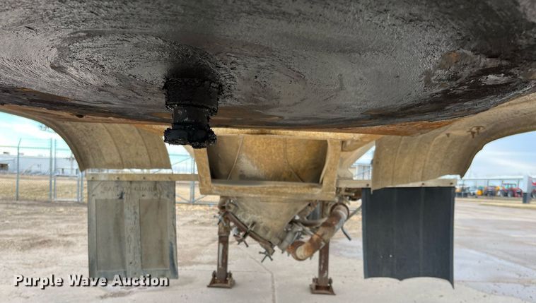 image for item DG5400 1974 Fruehauf  pneumatic dry bulk trailer