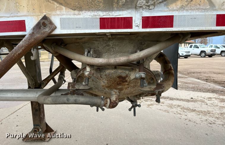 image for item DG5400 1974 Fruehauf  pneumatic dry bulk trailer