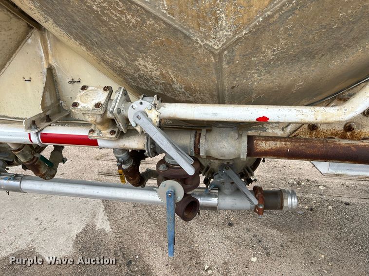 image for item DG5400 1974 Fruehauf  pneumatic dry bulk trailer