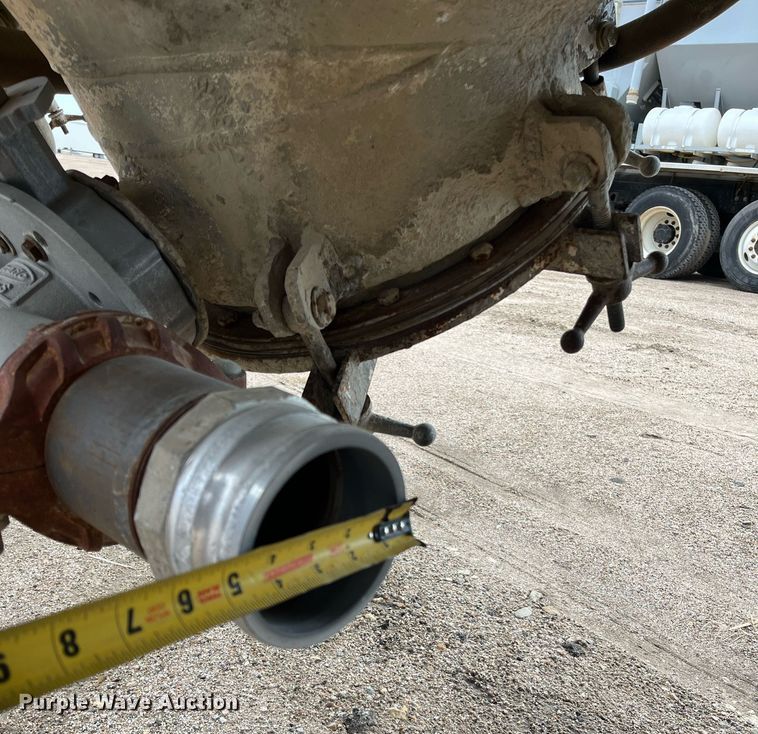 image for item DG5400 1974 Fruehauf  pneumatic dry bulk trailer