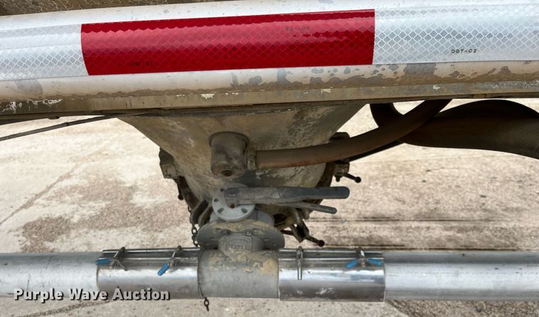 image for item DG5400 1974 Fruehauf  pneumatic dry bulk trailer