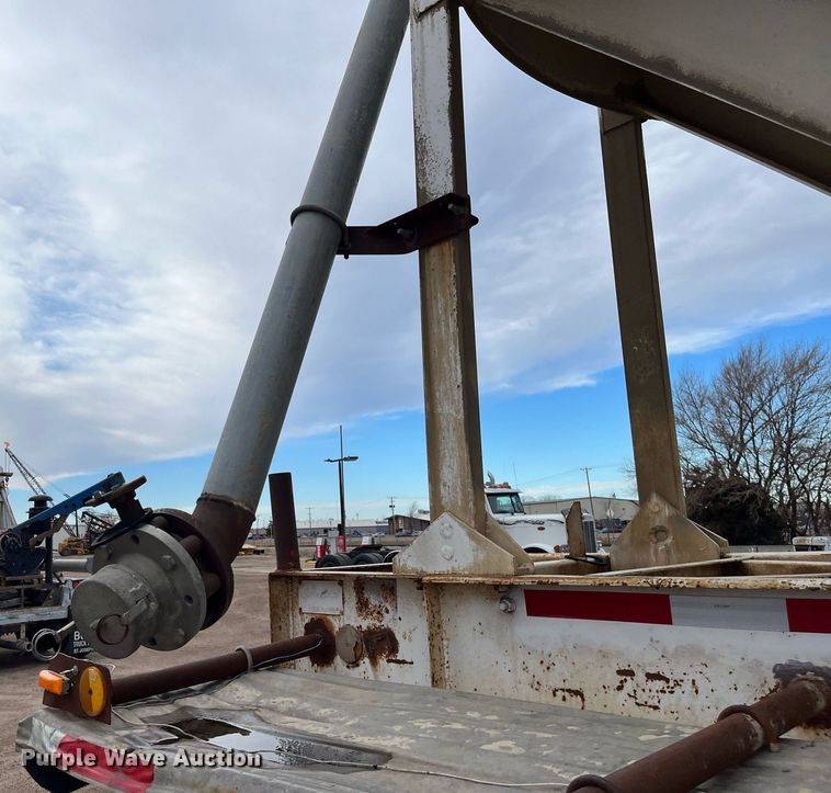 image for item DG5400 1974 Fruehauf  pneumatic dry bulk trailer