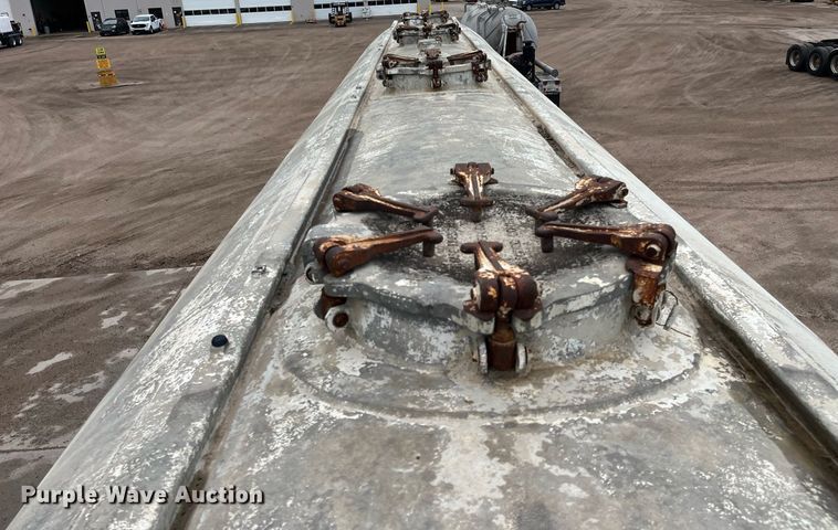 image for item DG5400 1974 Fruehauf  pneumatic dry bulk trailer