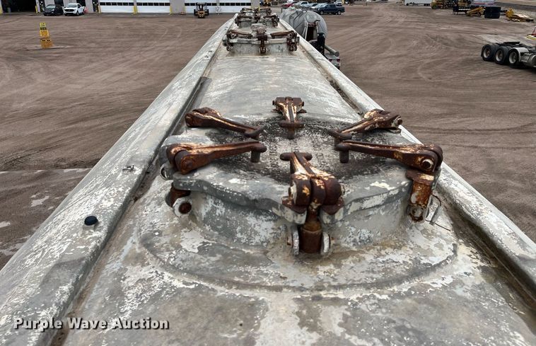 image for item DG5400 1974 Fruehauf  pneumatic dry bulk trailer