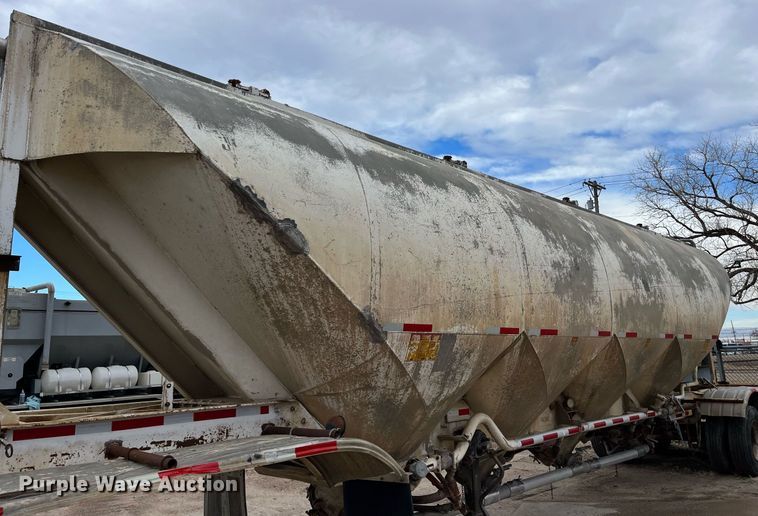 image for item DG5400 1974 Fruehauf  pneumatic dry bulk trailer